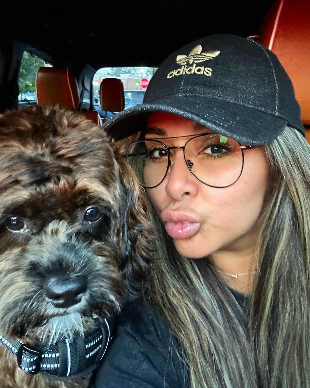 ニコール・ ポリッツィのインスタグラム：「So glad i had my 4th child. ROCKAYYYY i love being your mawma 🐾」