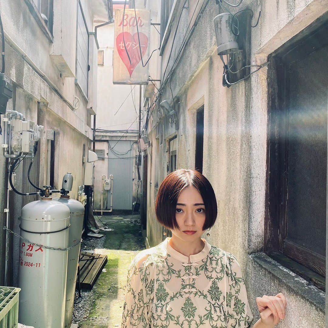 安達祐実さんのインスタグラム写真 - (安達祐実Instagram)「🩵🤍🩷 映画『アイスクリームフィーバー』の撮影の時の写真📷 これは去年の夏。それから真冬にも撮影して。 本日、公開初日！ @icecreamfever_m」7月14日 9時37分 - _yumi_adachi
