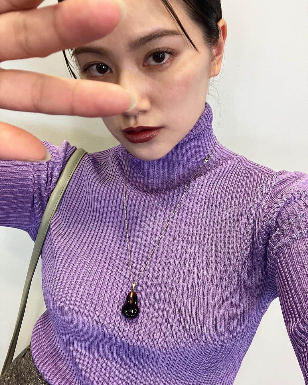 のインスタグラム：「ネックの高さが計算されていて折り返さなくても綺麗に着れた💜 ライラックは挑戦してみたい色味の一つ。秋にボルドーで深みのあるリップと合わせて着たい ☆*:.｡. o(≧▽≦)o .｡.:*☆  #newbottega  #bottegaveneta」