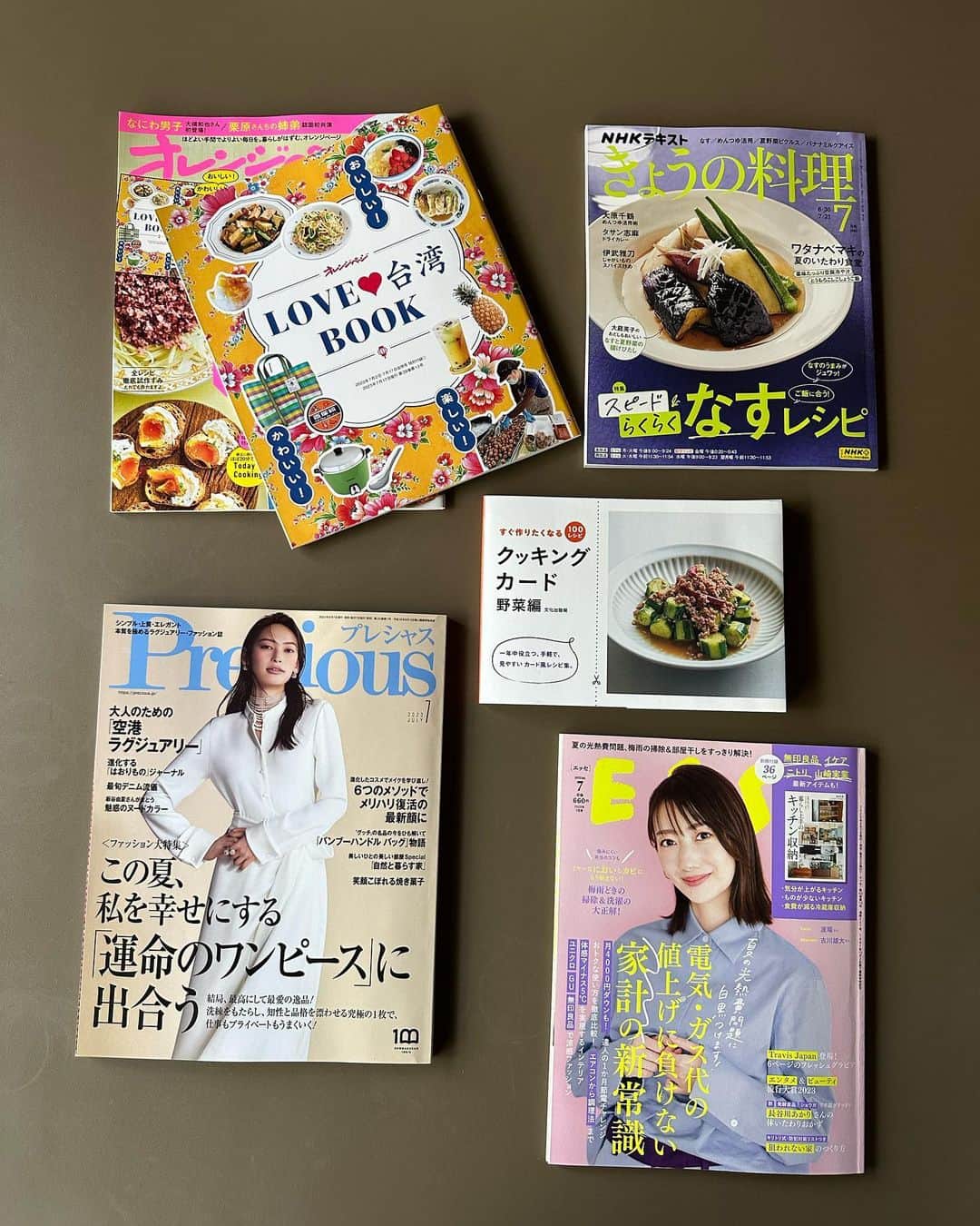 小堀紀代美さんのインスタグラム写真 - (小堀紀代美Instagram)「すっかり発売から時間が経ってしまいましたが、、、掲載誌のお知らせです。  「きょうの料理」　@minnano_kyounoryouri では“おやつのじかん“のコーナーで3品。こちらは先日収録を終えて７月２４日（月）の放送となります（２５日に再放送あります）３品とも練乳を使ったおやつです。どれも簡単なのでぜひ作ってみてください。  「ESSE」 @esse_online では今年の５月号から隔月連載が始まっています。2回目となる７月号ではスパイスやハーブを使ったパプリカの肉詰めを。お湯で戻すだけでできる簡単クスクスを添えたり、異国情緒をお楽しみください。  「オレンジページ」　@orangepage_mag では過去の掲載からとなりますが、「LOVE♡台湾BOOK」にデザートを数品。作りやすいレシピにアレンジしています。ああ、台湾に行きたい！あの熱風のような中歩いて食べるひんやりスイーツは最高ですよね♡  「Precious」 @precious.jp では焼き菓子についてのスイーツ談義をアッコ先生と一緒に。他のページにも美味しいもの情報満載です。  大好きだった「ミセス」からクッキングカードの総集編が発売となりました。この料理ページを切ってファイリングしていた方も多いのでは。1冊にまとめられて、なんて素敵な♡ 手元に残したくなる1冊です。（その当時の私のレシピも2品ほど掲載していただいています）  そして「Glow」 @glow_tkj では引き続き毎月連載中です。今は世界各国料理。旅先で出会った味を、工夫してとっても簡単に作れるレシピにしています。  ぜひ、ご覧いただけたら嬉しいです！」7月14日 9時35分 - likelikekitchen