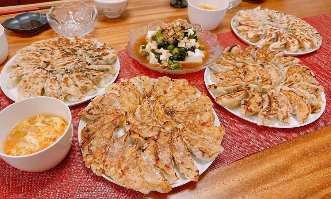 金子貴俊のインスタグラム：「昨日のABC#newsおかえり で紹介した我が家の晩御飯！ 子供達から人気No. 1！ 「たかパパ餃子」 この日は息子が餃子の作り方を教えて欲しいという事で、息子と初めて2人で餃子を作りました！ 餃子100個！これでもかというほど餃子を食べ尽くす！！最高！  #餃子」