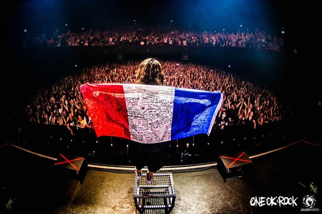 Tomoyaのインスタグラム：「Paris ! C'était le meilleur moment ! J'ai adoré ! Merci beaucoup !  パリ2公演目🔥💪 1つになれました。  @oneokrockofficial  @julenphoto 📸   #oneokrock #drummer #luxurydisease #crêpe」