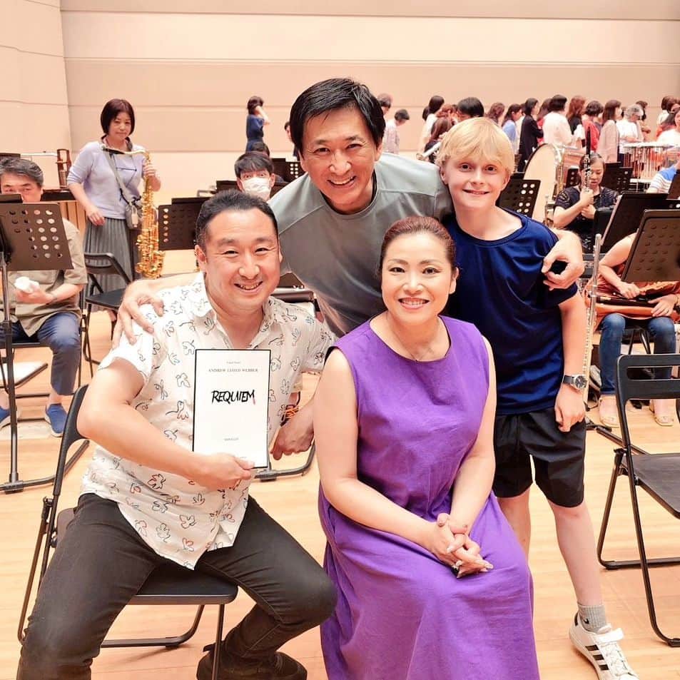 藤岡幸夫のインスタグラム：「７/１５関西フィル定期のリハ２日目。 ボーイ・ソプラノのマックスくんの澄んだ歌声、並河寿美さんのハイDの強烈な叫び、村上敏明さんの熱いパッション、ピエ・イエズのデュエットの美しさ…合唱団はレベル高く、力強く時に繊細に、オケも生命力溢れ、前半のエニグマも楽しみ🔥　お時間ある方は是非❗学生1000円 　 オペラ座の怪人の作曲家ロイド・ウェバーの激しくも美しいレクイエムは人々の魂を揺さぶる強烈な傑作🔥超豪華ソリスト陣❗今、この時代だからこそ聴いて欲しい❗ 　 　前半はエルガーのエニグマ❗何度も振ってきたけど関西フィルとは初めて🥰　美しく壮大なニムロッドは勿論、最後のパイプオルガンも加わった大団円は聴衆を圧倒します🔥  お時間ある方は是非🥰 聴きに来て〜〜😘😘😘  ２５歳以下１０００円❗」