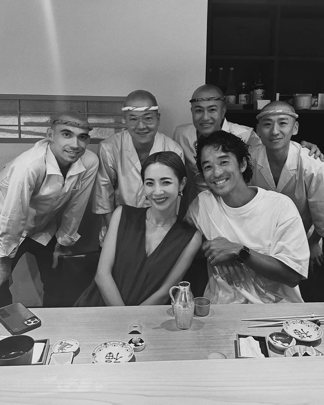 荻原桃子さんのインスタグラム写真 - (荻原桃子Instagram)「7回目の結婚記念日✨  ずっとずっと通わせていただいているダイスキなお店で鮨デート🫶  7年前の友人達との海辺で結婚パーティーした時にも 鮨 尚充さんに出張でお願いしたのを思い出し 当時のパーティーの日の写真を引っ張り出しました！若！ (9枚目)  7年早いね〜10周年にはウェディングドレス着たい！とお願いしてる🤣  いつも美味しいご飯をありがとう🤍」7月14日 9時49分 - momokoogihara