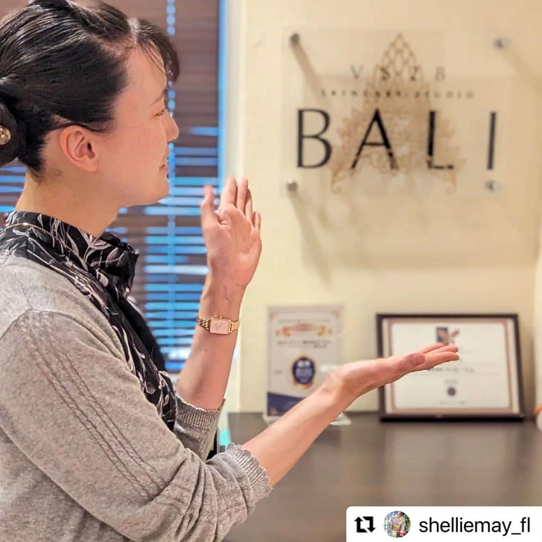 vs28baliのインスタグラム：「#Repost @shelliemay_fl さま  銀座店へのご来店、素敵な投稿ありがとうございます🥰  汗ばむ季節になり、毛穴の汚れが気になる方にもオススメです👍  ご予約・詳細はプロフィールのリンクをチェック🔗  ・・・ .⁡ ⁡ 久しぶりに極上の#フェイシャルエステ ⁡ 受けて来たのでご紹介します😆🔥🔥⁡ ⁡ 銀座のVS28スキンケアスタジオBALIさん⁡ ( @vs28bali )で毛穴洗浄スペシャルコースを⁡ 受けて来ました🤭🧡⁡ ⁡ オプションで「マスクレスでも最強小顔！」⁡ のプレミアムオプションケアまで⁡ たっぷり80分間34,100円の所が、⁡ キャンペーンで初回限定8,800円で⁡ 受けられます😳❤️‍🔥❤️‍🔥⁡ ⁡ お得過ぎて受けるしかないですよね😆❣️⁡ ⁡ 全国43店舗全てでご利用出来ます🤗🧡⁡ ⁡ 銀座のスタジオBALIさんは都内一広い店舗で、⁡ 待合室も広々と8席も椅子が用意されていて⁡ カウンセリングもゆったり受けられました🥴💫⁡ ⁡ カウンセリング後は早速着替えで、⁡ 首や肩のマッサージもして頂けるので⁡ 上半身全部脱いでガウンを被ります💡⁡ ⁡ 肌質測定で色んな数値を測ってから⁡ 施術して頂いたのですが、⁡ 乾燥肌やお肌の酸化が進んでいるとの測定。。💔⁡ ⁡ 原因は肩や首周りの凝りによる⁡ 血液循環の悪さにあるようです😱💥⁡ ⁡ 施術も顔をしっかりやって頂くのですが、⁡ 肩首中心にハンドマッサージで⁡ しっかり解して頂きました🥹🫶⁡ ⁡ まずは毛穴洗浄からスタートするのですが、⁡ これがまたお肌トゥルントゥルンになって⁡ 気持ち良過ぎるんですよね🥰✨⁡ ⁡ このコースの凄いのが、1ヶ月の化粧水を⁡ お肌に入れ込む贅沢コースになっていて⁡ スチームだけでなく拭き取りのタオルまで⁡ 全部化粧水をたっぷり使っているので⁡ お肌がぐんぐん潤って行きます😳❤️‍🔥⁡ ⁡ 毛穴洗浄も無理して吸い出すというよりは⁡ 毛穴より粒子の細かい化粧水で⁡ 汚れを浮かして落とすんです🥳✨⁡ ⁡ 透明な化粧水に汚れが浮き出て⁡ 吸い取った管に溜まった化粧水は⁡ 真っ白になっていました🤣💥⁡ ⁡ 毛穴洗浄後はたっぷりオイルを使って⁡ ハンドマッサージで肩や首をしっっっかり⁡ マッサージして頂きました💃🔥🔥⁡ ⁡ これがもう気持ち良過ぎて😍🔥🔥⁡ ⁡ 終わった後は埋もれていた鎖骨が⁡ くっきり現れてめちゃ綺麗なデコルテに🥹✨⁡ ⁡ 埋もれていた首が出て来て⁡ ビフォアフが凄過ぎました😂😂💥⁡ ⁡ 終わった後はお肌が滑々で⁡ ずっと触っていたくなるほどでした🙈❤️‍🔥⁡ ⁡ 3万円超えの高級フルコースエステですが⁡ やる価値あります😍✨✨⁡ ⁡ ぜひキャンペーン中の今！お近くのサロンを⁡ 探して極上フェイシャルエステを⁡ お得に受けに行ってみてください😘❣️⁡ ⁡ #スキンケアスタジオ #イービーエム化粧品 #フェイシャル #毛穴洗浄 #美肌 #小顔 #マスクレスでも最強小顔 #銀座サロン #美容垢 #スキンケアスタジオlp」