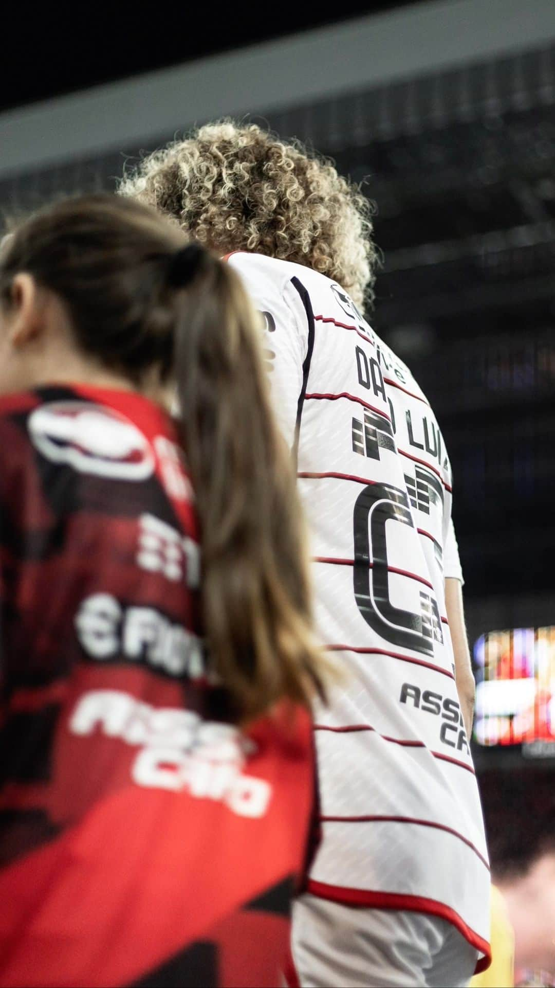 ダヴィド・ルイス・モレイラ・マリーニョのインスタグラム：「Um pouco mais do jogo que nos colocou mais próximo do nosso objetivo. 🏆  #VamosFlamengo! 🔴⚫️  📷: @guilherme.gri」