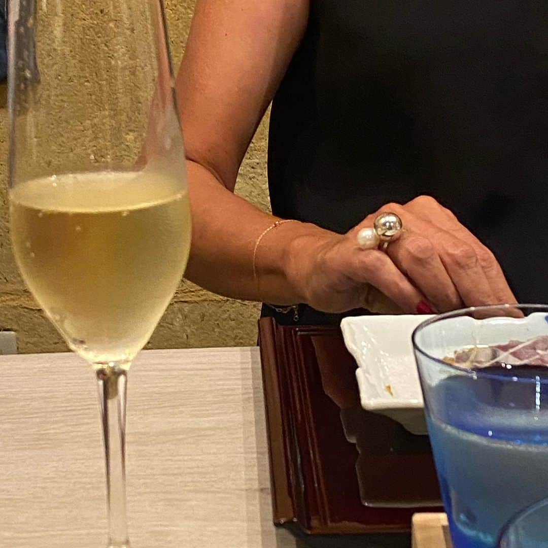 山本侑貴子さんのインスタグラム写真 - (山本侑貴子Instagram)「備忘録として  久しぶりの カイの会  Champagneと 東京の水で仕込んだ日本酒と 江戸前料理フルコース  芝浦が本当の江戸前！ 「芝海老」も芝浦が発祥の地です✨✨  ごちそうさまでした！  ＜Champagne＆日本酒のリスト＞  ⚫︎ラルマンディ・ベルニエ　ラティチュード・ヴェルニエ ⚫︎べリュス・モンス　ブリュット　MGC 　ポールサディ　２０１６ ⚫︎サルモン　ムニエ・パルセレール　ミレジム２０１３ ⚫︎ラルマンディ・ベルニエ　ロンディチュード　１er  ⚫︎フィリポナ　ロワイヤル・レゼルヴ・ノンドゼ　 ⚫︎江戸開城　純米大吟醸 ⚫︎江戸開城　純米吟醸　原酒  #芝浜 #江戸前料理   @yukiko.diningandstyle」7月14日 9時59分 - yukiko.diningandstyle.wine