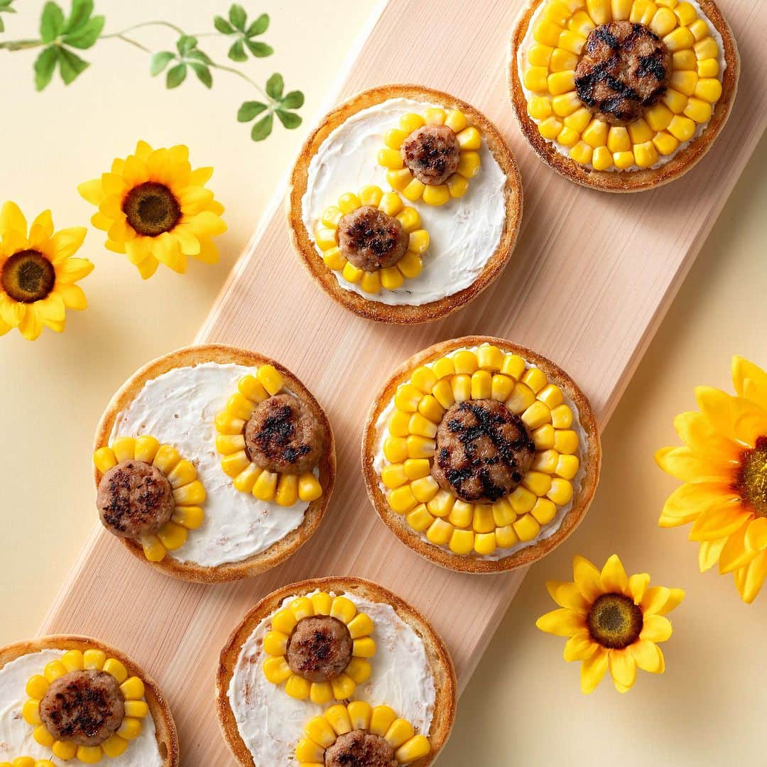 Pasco/敷島製パン株式会社さんのインスタグラム写真 - (Pasco/敷島製パン株式会社Instagram)「🌻元気いっぱい、#ひまわりのイングリッシュマフィン 🌞  見ているだけで、パッと明るい気持ちになる夏の花、ひまわり🌻 今日は、こんがり焼いた #超熟イングリッシュマフィン に、とうもろこしとミニハンバーグで、満開のひまわりをつくってみました。  もうすぐ #夏休み！ ひまわりのように、元気に夏を楽しみましょう😆  商品情報はこちらをチェック😆 https://www.pasconet.co.jp/english_muffins/product/  #Pasco #パスコ #超熟 #超熟のある暮らし #超熟いいね #超熟イングリッシュマフィン #イングリッシュマフィン #夏レシピ #オープンサンド #ひまわりのイングリッシュマフィン #夏休みメニュー #パンレシピ  #ひまわりの日」7月14日 10時00分 - pasco.jp