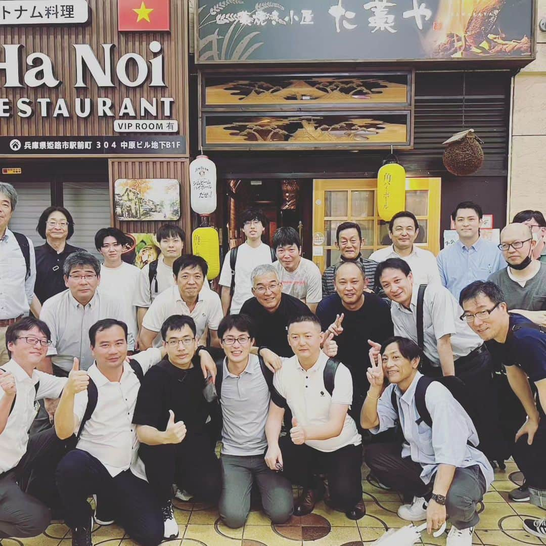 ちっちり姫路店のインスタグラム：「毎度！た藁や姫路店です👍 ご来店ありがとうございます🙇  当店は団体様向け様にお得なコース、クーポンをご用意しています！ コース内容も季節ごとに変えていて飽きることもないはずです😆 是非「た藁や姫路」で検索して頂いてご予約お待ちしております😁  #団体#た藁や#藁焼き#飲み放題#個室#掘りごたつ#半個室#テーブル#鮮魚#お刺し身#鱧#梅肉#姫路城#駅近」