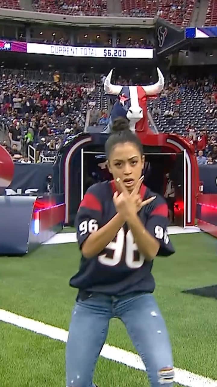ヒューストン・テキサンズのインスタグラム：「Gotta throw it back for 713 Day to when H-Town’s own @lizakoshy stopped by 🤘」