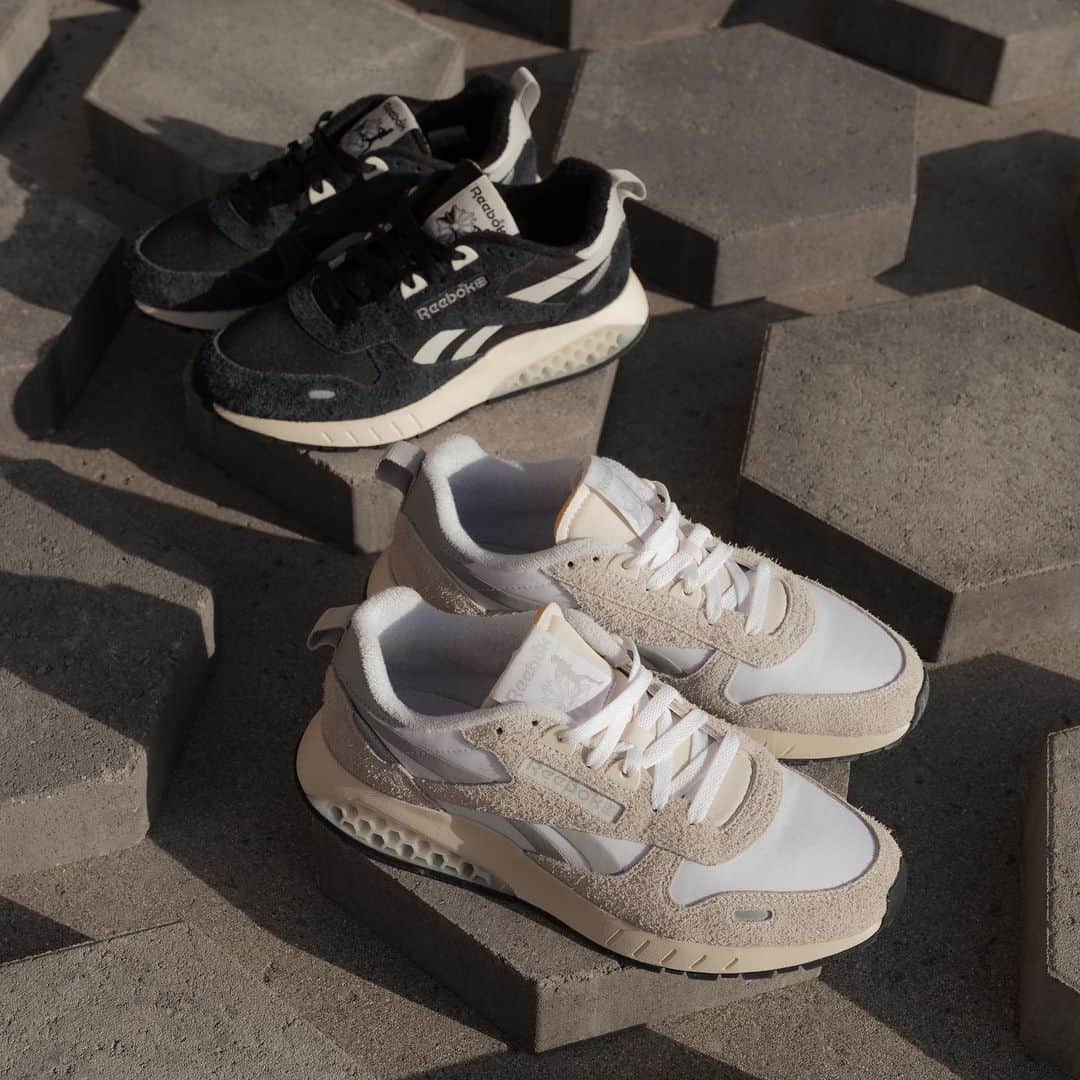 のインスタグラム：「. "CL LEATHER HEXALITE +"  70年代の伝統的なランニングシルエット、ソールには90年代より導入されたヘキサライトハニカムテクノロジー🐝  この２つを一体化させた本モデルは未来に向けたマッシュアップであり、足元に特別なスタイルと快適さをもたらします💫  本日発売。  #Reebok #リーボック」
