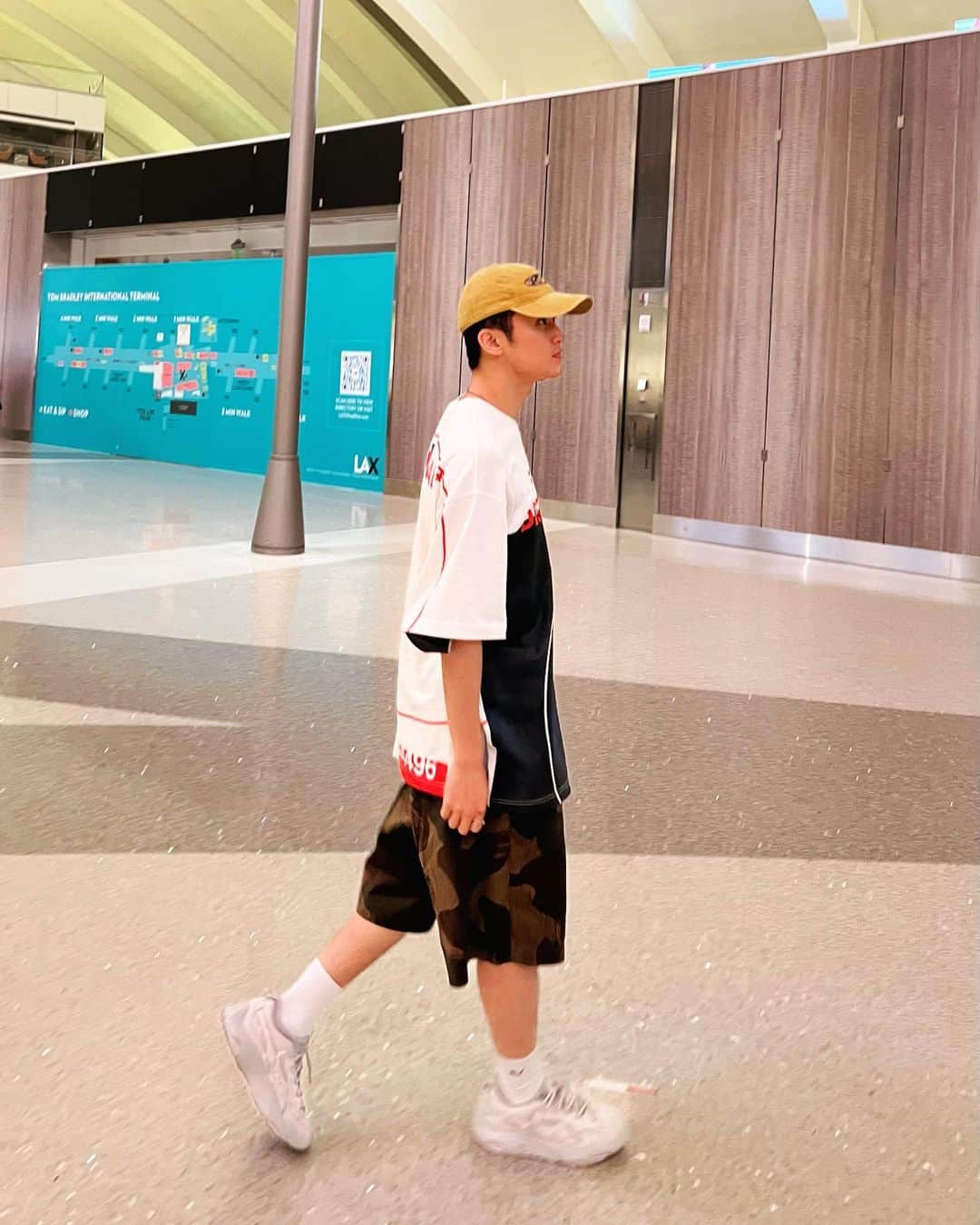 マークのインスタグラム：「slept the whole flight」
