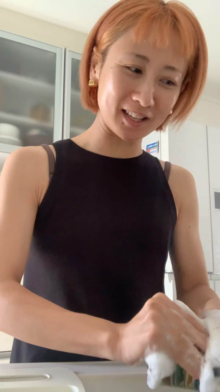 糸数美樹のインスタグラム：「洗い物しながらゆんたくしてるってやつ。今回からシリーズ化するとかしないとか。こんな話してほしーなんかあればコメント欄へどーぞ。 #ゆんたく洗い物 #大雑把な性格 #最後手に泡ついてるのにそのままタオルで拭く感じ #まさにそれ」