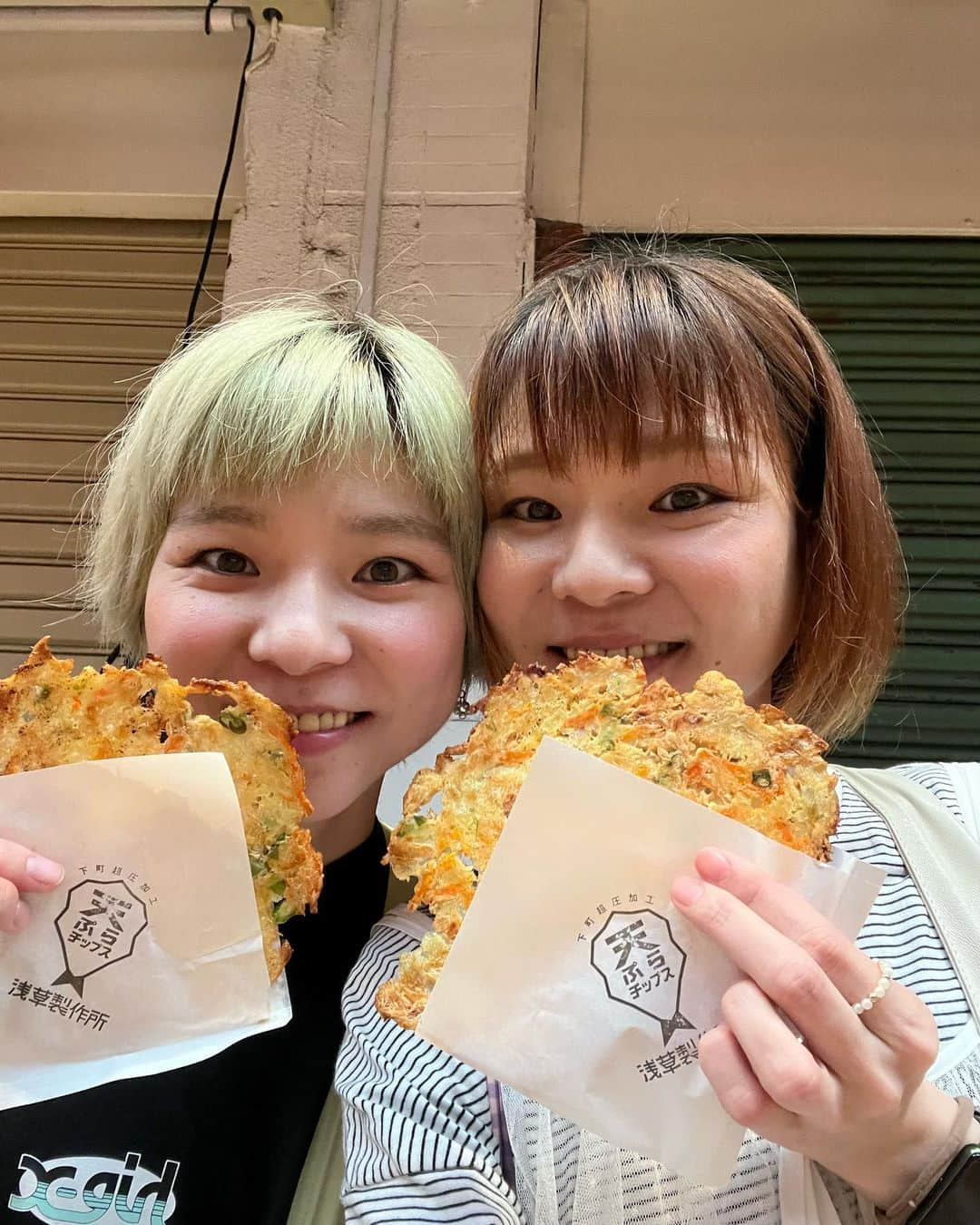 あこさんのインスタグラム写真 - (あこInstagram)「浅草食べ歩きの思い出🐿️🍒 ⭐️くろげのチーズメンチカツ ジューシーなーメンチカツに中から伸びーるチーズがたっぷり✨これは20個くらい食べたいやつやった…🥹 ⭐️浅草製作所のかきあげ天チップス 自分でスイッチを押して天ぷらが目の前でプレスされてぺったんこに！サクサクの食感とかきあげのお野菜の甘みが感じられて美味しかった☺️　 ⭐️浅草うななのうなぎ焼おにぎり 焼きおにぎりが香ばしく焼き上げられてその上にはふっくら柔らかいうなぎ！山椒ありなしか選べてありにしたんやけど山椒の香りが食欲を掻き立ててさらに美味しかった！うなぎふわふわすぎる！ ⭐️芋このモンブランソフト綾紫 かこがずっと食べたがっていた目の前でモンブランが絞られるやつ！！ほかほかのモンブランの下にはひんやりアイスが入って美味しい！ ⭐️甘味処鎌倉のわらびもちドリンク贅沢いちごミルク ずっと気になっとったわらび餅ドリンク！！想像以上に美味しかった😳わらび餅が丁度いい大きさに刻まれてツルツルモチモチでめっちゃ美味しかった😍 ⭐️やなぎ茶屋の抹茶ティラミス、抹茶ソフトクリーム、アイス抹茶ラテ！ お抹茶が本格的！！ソフトクリームも抹茶の香りとほどよい苦味もあって甘ったるい感じがなくて美味しかった！抹茶ティラミスはとろとろで激ウマ🐴一升枡で食べたい🐴 アイス抹茶ラテはミルクの甘味で抹茶の抹茶のすっきり感とが合わさってめちゃくちゃ美味しかった！これは甘くせずにそのまま飲んだ方が美味しい気がする！！ #浅草グルメ #浅草食べ歩き #浅草 #くろげ #チーズメンチカツ #浅草製作所 #天ぷらチップス #芋こ #モンブランソフトクリーム #うなな #焼きおにぎり #うなぎ #うなぎ焼きおにぎり #甘味処鎌倉 #わらび餅ドリンク #やなぎ茶屋 #抹茶 #抹茶スイーツ #抹茶ソフトクリーム #抹茶ティラミス #アイス抹茶ラテ #大食い #双子 #はらぺこツインズ」7月14日 10時21分 - harapeko__ako