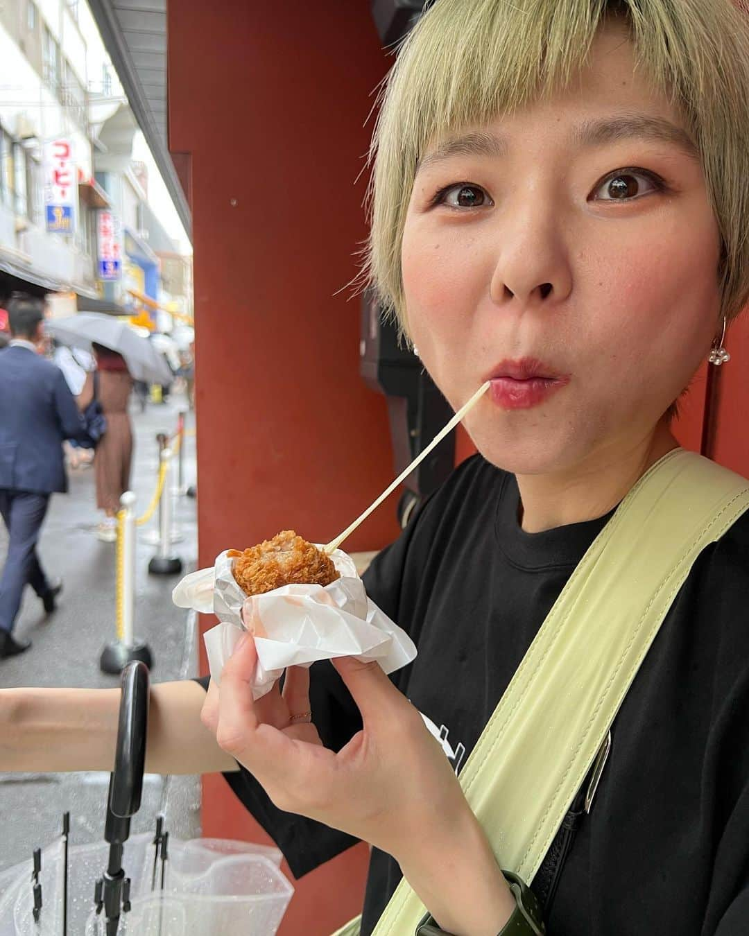 あこさんのインスタグラム写真 - (あこInstagram)「浅草食べ歩きの思い出🐿️🍒 ⭐️くろげのチーズメンチカツ ジューシーなーメンチカツに中から伸びーるチーズがたっぷり✨これは20個くらい食べたいやつやった…🥹 ⭐️浅草製作所のかきあげ天チップス 自分でスイッチを押して天ぷらが目の前でプレスされてぺったんこに！サクサクの食感とかきあげのお野菜の甘みが感じられて美味しかった☺️　 ⭐️浅草うななのうなぎ焼おにぎり 焼きおにぎりが香ばしく焼き上げられてその上にはふっくら柔らかいうなぎ！山椒ありなしか選べてありにしたんやけど山椒の香りが食欲を掻き立ててさらに美味しかった！うなぎふわふわすぎる！ ⭐️芋このモンブランソフト綾紫 かこがずっと食べたがっていた目の前でモンブランが絞られるやつ！！ほかほかのモンブランの下にはひんやりアイスが入って美味しい！ ⭐️甘味処鎌倉のわらびもちドリンク贅沢いちごミルク ずっと気になっとったわらび餅ドリンク！！想像以上に美味しかった😳わらび餅が丁度いい大きさに刻まれてツルツルモチモチでめっちゃ美味しかった😍 ⭐️やなぎ茶屋の抹茶ティラミス、抹茶ソフトクリーム、アイス抹茶ラテ！ お抹茶が本格的！！ソフトクリームも抹茶の香りとほどよい苦味もあって甘ったるい感じがなくて美味しかった！抹茶ティラミスはとろとろで激ウマ🐴一升枡で食べたい🐴 アイス抹茶ラテはミルクの甘味で抹茶の抹茶のすっきり感とが合わさってめちゃくちゃ美味しかった！これは甘くせずにそのまま飲んだ方が美味しい気がする！！ #浅草グルメ #浅草食べ歩き #浅草 #くろげ #チーズメンチカツ #浅草製作所 #天ぷらチップス #芋こ #モンブランソフトクリーム #うなな #焼きおにぎり #うなぎ #うなぎ焼きおにぎり #甘味処鎌倉 #わらび餅ドリンク #やなぎ茶屋 #抹茶 #抹茶スイーツ #抹茶ソフトクリーム #抹茶ティラミス #アイス抹茶ラテ #大食い #双子 #はらぺこツインズ」7月14日 10時21分 - harapeko__ako