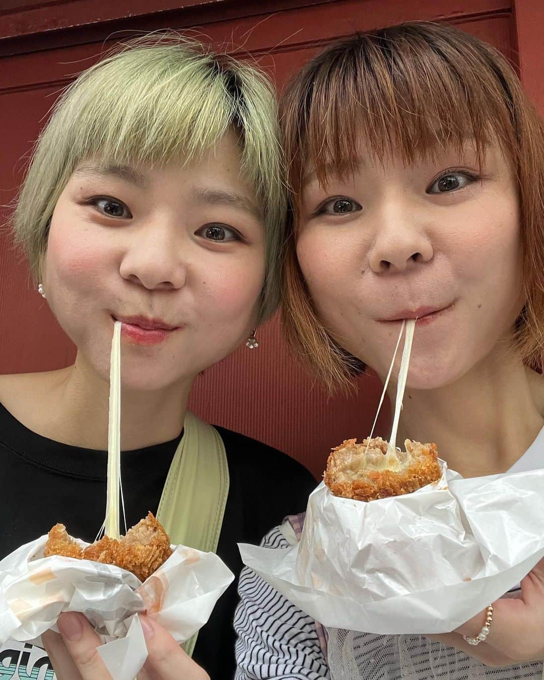 あこさんのインスタグラム写真 - (あこInstagram)「浅草食べ歩きの思い出🐿️🍒 ⭐️くろげのチーズメンチカツ ジューシーなーメンチカツに中から伸びーるチーズがたっぷり✨これは20個くらい食べたいやつやった…🥹 ⭐️浅草製作所のかきあげ天チップス 自分でスイッチを押して天ぷらが目の前でプレスされてぺったんこに！サクサクの食感とかきあげのお野菜の甘みが感じられて美味しかった☺️　 ⭐️浅草うななのうなぎ焼おにぎり 焼きおにぎりが香ばしく焼き上げられてその上にはふっくら柔らかいうなぎ！山椒ありなしか選べてありにしたんやけど山椒の香りが食欲を掻き立ててさらに美味しかった！うなぎふわふわすぎる！ ⭐️芋このモンブランソフト綾紫 かこがずっと食べたがっていた目の前でモンブランが絞られるやつ！！ほかほかのモンブランの下にはひんやりアイスが入って美味しい！ ⭐️甘味処鎌倉のわらびもちドリンク贅沢いちごミルク ずっと気になっとったわらび餅ドリンク！！想像以上に美味しかった😳わらび餅が丁度いい大きさに刻まれてツルツルモチモチでめっちゃ美味しかった😍 ⭐️やなぎ茶屋の抹茶ティラミス、抹茶ソフトクリーム、アイス抹茶ラテ！ お抹茶が本格的！！ソフトクリームも抹茶の香りとほどよい苦味もあって甘ったるい感じがなくて美味しかった！抹茶ティラミスはとろとろで激ウマ🐴一升枡で食べたい🐴 アイス抹茶ラテはミルクの甘味で抹茶の抹茶のすっきり感とが合わさってめちゃくちゃ美味しかった！これは甘くせずにそのまま飲んだ方が美味しい気がする！！ #浅草グルメ #浅草食べ歩き #浅草 #くろげ #チーズメンチカツ #浅草製作所 #天ぷらチップス #芋こ #モンブランソフトクリーム #うなな #焼きおにぎり #うなぎ #うなぎ焼きおにぎり #甘味処鎌倉 #わらび餅ドリンク #やなぎ茶屋 #抹茶 #抹茶スイーツ #抹茶ソフトクリーム #抹茶ティラミス #アイス抹茶ラテ #大食い #双子 #はらぺこツインズ」7月14日 10時21分 - harapeko__ako