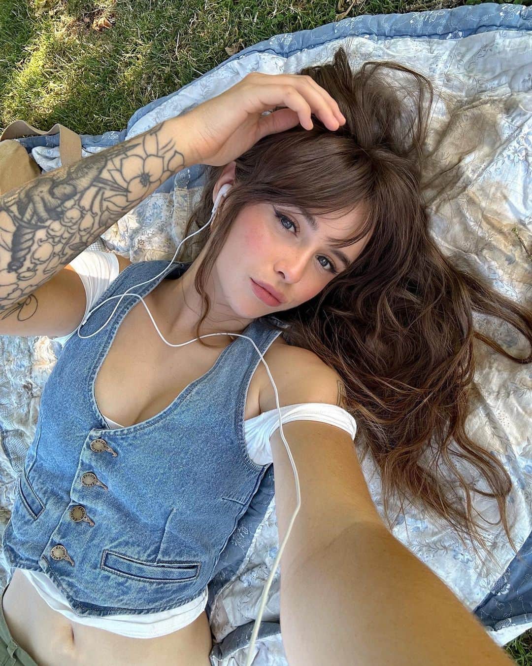 Acacia Brinleyのインスタグラム：「singing songs of love to pass the time」