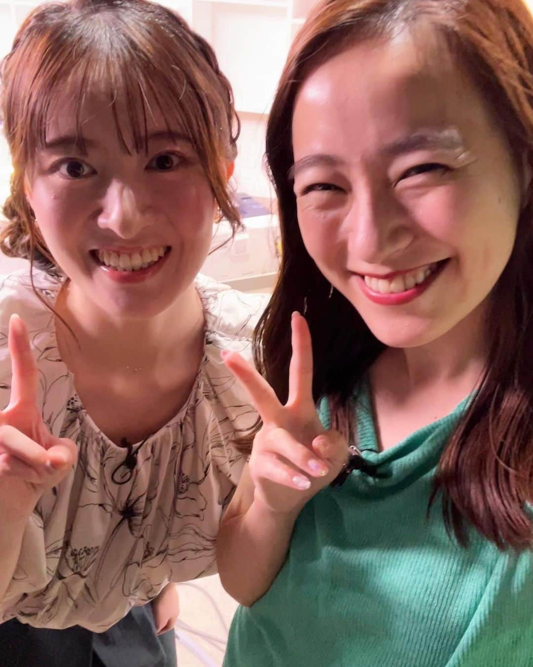 金井憧れさんのインスタグラム写真 - (金井憧れInstagram)「オンエアのバトンタッチ👋  のほほ〜ん♪ ぽわ〜ん♪としていて、 お兄ちゃんのことが大好きな 妹キャラの、 ぐしまちゃん☺️  交代の時に、 「もう会えないかもね😜」と 冗談を言ったら、 「えー泣いちゃいます〜😭」　と、 すごく悲しそうな顔をしてくれる 素直な子です。  あとはよろしくねー🏃‍♂️  #tbs #スタジオ写真 #生放送前 #アナウンサー  #ぐしまゆづき アナウンサー」7月14日 10時26分 - akogare.kanai