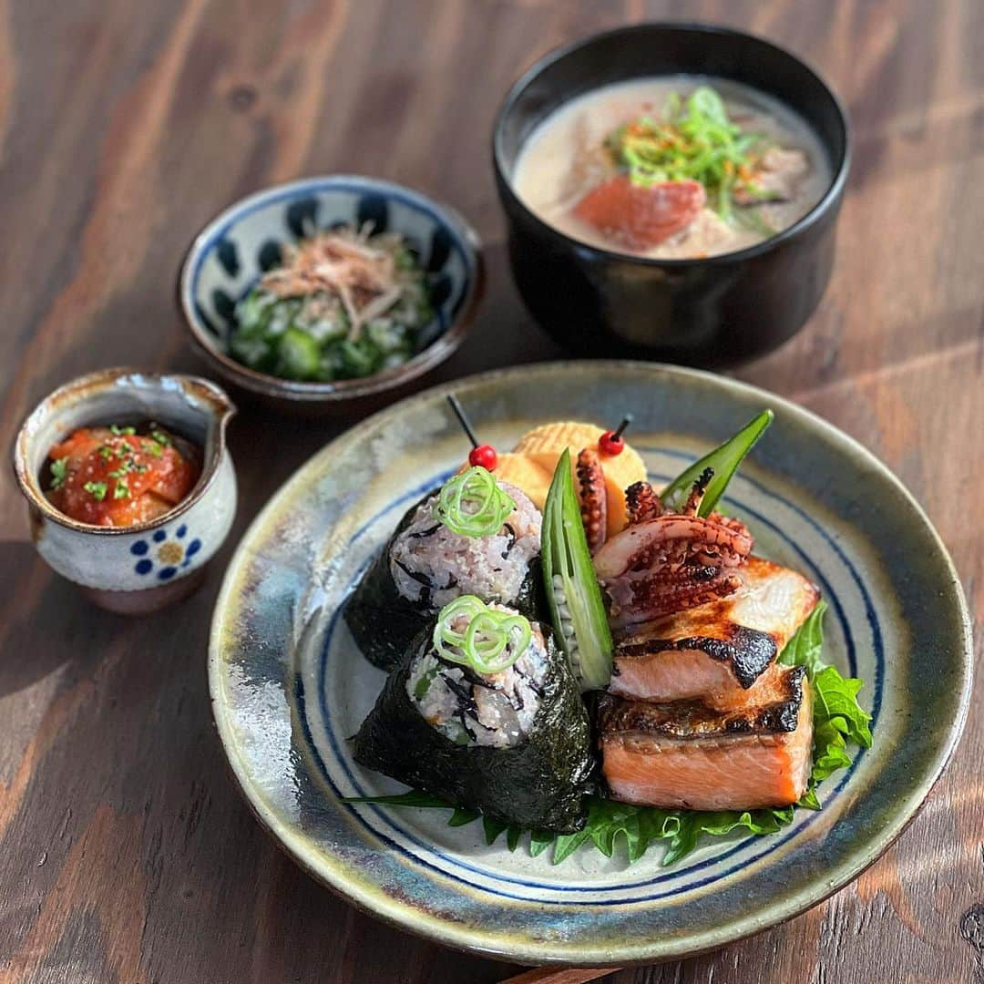 はらぺこのインスタグラム：「昨日のお昼ごはん😋  ♪焼き鮭 ♪イカのげそ焼き ♪だし巻き玉子 ♪夏野菜でラタトゥイユ ♪オクラのおかか和え ♪粕汁 ♪卯の花おにぎり🍙  3日程前に卯の花を炊いたら 結構な量になってしまって そろそろ消費しないと！と思い ご飯に混ぜておにぎりにしてみたら あら😳美味しい✨✨ これはイケる！ と思って娘に食べてもらったら🙆‍♀️ うん👍美味しいやん！　 ヘルシーやしダイエットにもいいかも👍  これから卯の花を多めに作った時や残った時には おにぎりにすればいいわ…👍  5枚目はうちの愛犬🤎 散歩も暑いようですわ🥵💦  #お昼ごはん  #おうちごはん #おうちごはんlover #フーディーテーブル #家庭料理 #料理 #おから #おばんざい #常備菜 #和食 #おにぎり #暮らしを楽しむ #卯の花 #和食ごはん #ワンプレート  #食育 #野菜  #クロワッサン大人のうつわ部 #日々の暮らし #丁寧な暮らし #おうち時間 #豆皿 #器 #深貝公拓 #深貝工房 #うつわ  #こどもごはん #西部ガス #やちむん　#いぬのきもち」