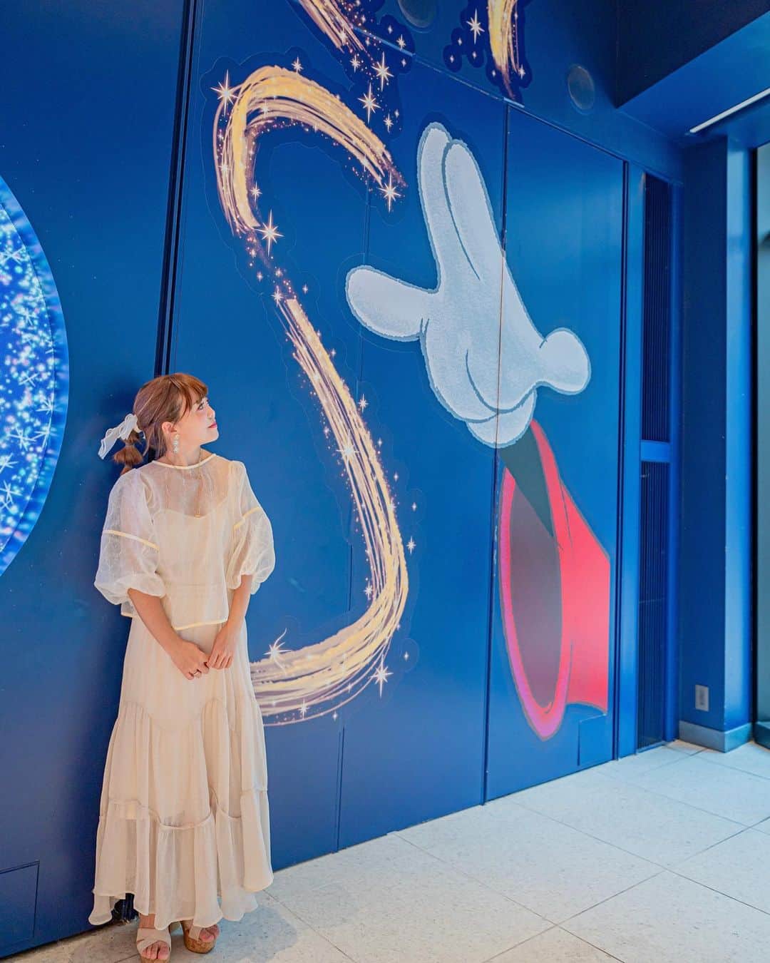 Kahoさんのインスタグラム写真 - (KahoInstagram)「. . 新宿にある日本最大のディズニーストア 『ディズニーフラッグシップ東京』🎈  久々に行ったら入り口に めちゃめちゃ可愛いフォトスポットが できてました🥹✨✨  気球に乗って ミッキーとミニーと写真を撮れるの🥰🥰  入り口の壁には ミッキーの手のアートがあったんだけど これって前からあったっけ？🤔✨  白いお洋服で行ったら いい感じの写真が撮れました📸🤍  おニューの @lauir_official のブラウス、 透け感と袖のぽわっと具合が めちゃめちゃお気に入り🥰🥰  #lauir #disneystorejapan #disneyflagshiptokyo #ディズニーフラッグシップ東京 #フラッグシップ東京 #disney#disneygram #disneyphoto #ディズニーフォトスポット#ディズニーストア#魔法使いの弟子#レトロミッキー #ディズニーフォトスポット #ホワイトコーデ#オールホワイトコーデ#パフスリーブ#シアーブラウス#ディズニーコーデ夏 #ディズニーコーデ #たまねぎヘア」7月14日 10時33分 - kah05disney