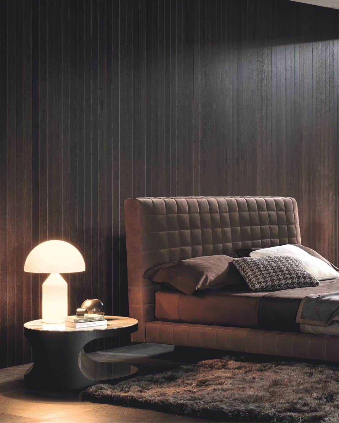 Minotti Londonさんのインスタグラム写真 - (Minotti LondonInstagram)「The sophisticated sartorial taste that distinguishes the Twiggy family of seats also characterises Twiggy Bed, the design for the night area featuring the same tailoring details, an expression of Minotti’s mastery of particularly refined crafting techniques.  Like the Twiggy family of seats, Twiggy Bed combines the aesthetics of the 1970s with refined, elegant upholstery, setting the rigorous volumes of the platform and headboard on the iconic base in aluminium with brushed or Black Coffee varnished finish.  @mkogan27 / @studiomk27 design.  Tap the link in our bio to explore the Twiggy bed.  #minottitwiggy #minottilondon #minotti #minottiitalia #minottifurniture #minotti2023collection #furnituremakerscompany #furnituredesign #madeinitaly #italianfurniture」7月14日 10時36分 - minottilondon