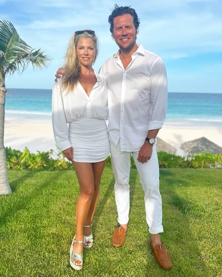 アリ・ラーターのインスタグラム：「Mom and Dad… 5 seconds before the kids bombarded us! Full family summer. @hayze_days」