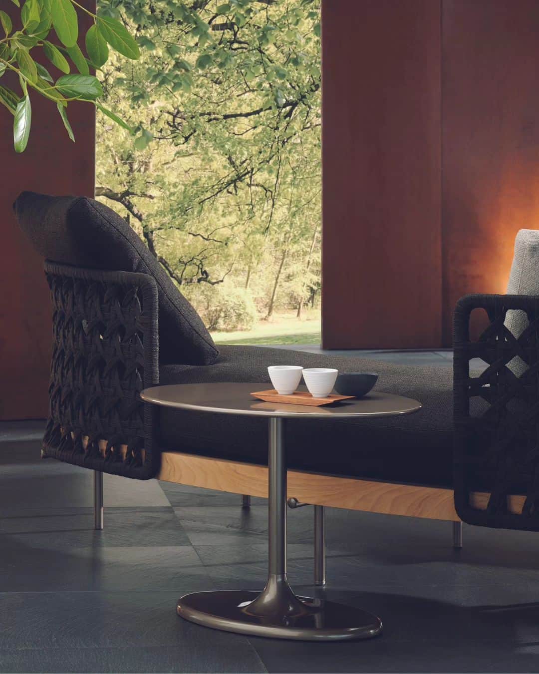 Minotti Londonさんのインスタグラム写真 - (Minotti LondonInstagram)「The outdoor version of the Taiko coffee table designed for indoor use brings with it the same characteristics of refined simplicity.  Made of cast aluminium with a Bronze varnished finish, with a special weatherproof treatment, Taiko Outdoor comes in two versions, both with an oval-shaped top:  One version has a more generous surface, but a lower height, ideal for a lounge situation; the other, instead, has a smaller surface, but is taller in height, making it a furnishing piece that caters for all kinds and sizes of seats.  @nendo_official design.  Tap the link in our bio to discover the Taiko outdoor coffee table.  #outdoorcoffeetable #outdoorcoffee #coffeetable #minottilondon #minottiitalia #minotti #minottitaiko #nendodesign #italianfurniture #furnituredesign」7月14日 10時41分 - minottilondon