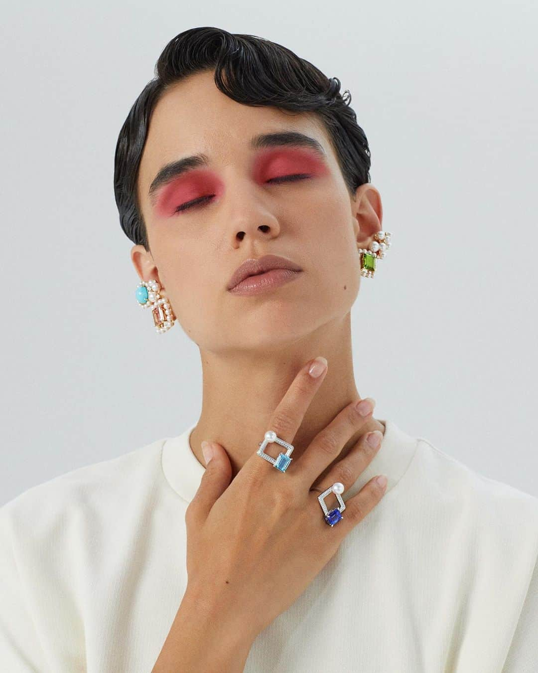 TASAKIさんのインスタグラム写真 - (TASAKIInstagram)「TASAKI Atelier – energized by a vivid colour palette. Inspired by the mystical beauty of the natural world, the collection presents fantastical ‘Ore’ earrings and dramatic ‘Linkage’ rings. Feel the energy flow as you don coloured gemstones reflecting undeniable beauty.  色鮮やかなカラーパレットに心惹かれる「TASAKI Atelier」。 自然界の神秘的な美しさにインスピレーションを得た「Ore (オーア)」の幻想的なイヤリングと「Linkage (リンケージ)」のドラマチックなフォルムのリング。 圧倒的な美を映すカラーストーンを身にまとってエネルギッシュに。  #TASAKI #TASAKIAtelier」7月20日 19時00分 - tasaki_intl