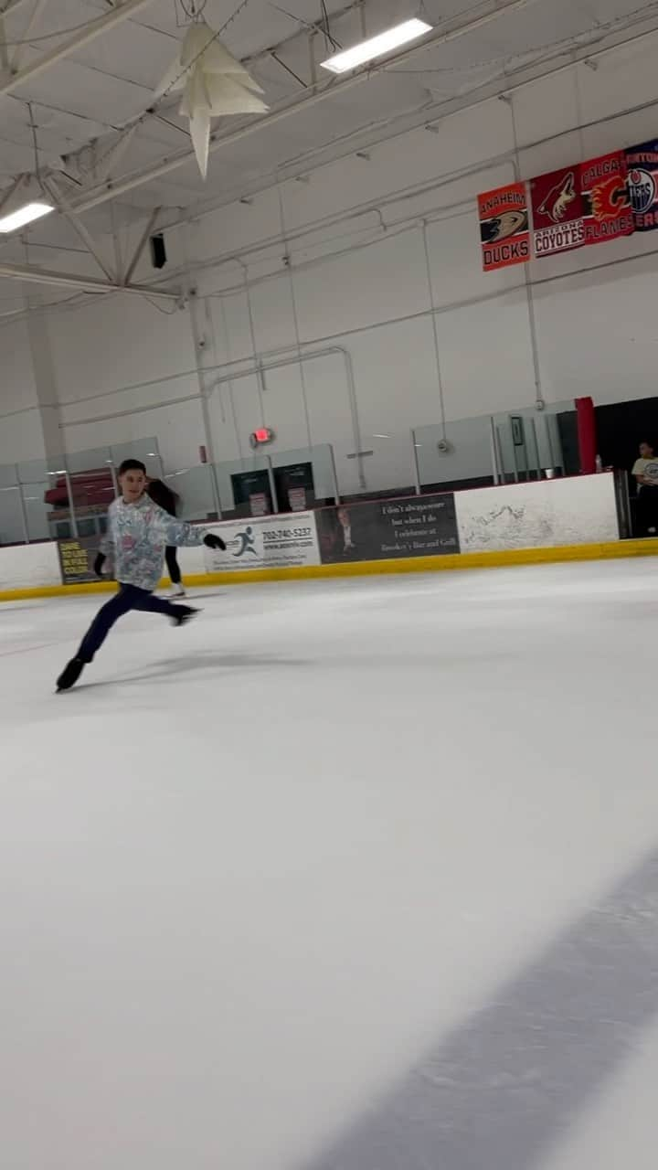 ダニエル・サモーヒンのインスタグラム：「🫡🌪️   🎥: @yasmine.yamada   #whitewolfblackwolf #johnwilsonblades #edeaskates #vegasgoldenknights」