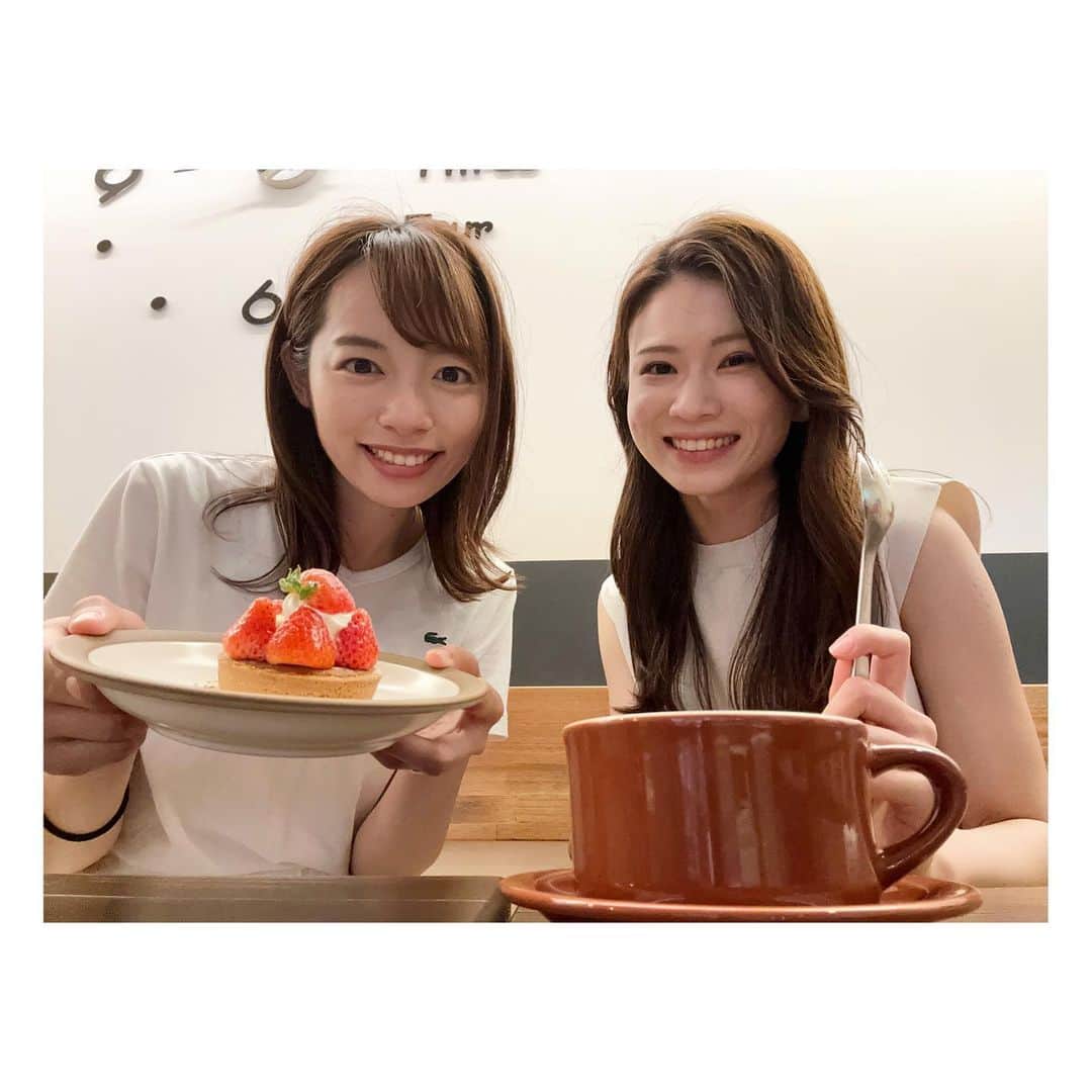 のインスタグラム：「今週は夏休みを頂いています🌻🍉  香川県の美味しいご飯をいっぱい食べ、 温暖な気候に癒されています〜🫠✨  休みは、 近所の温泉に行くか…♨️ 公園に行ってむぎと走るか…🐕 夫とバドミントンするか…🏸 ご飯を食べるか…という、 ユルユルな時間を過ごしているため、 SNSに載せる写真がない！！🤣笑  と思っていたタイミングで 西日本放送の中條アナとランチに行けました…🍚🍴 構ってくれてありがとうかなちゃん🥹🙏  昨日の木曜中継は、新人アナのWナカガワが担当してくれました🎤 本当にありがとうーー☺️🧡  週明けからはまたバリバリ働くぞ〜〜🏋️‍♀️🔥  #リフレッシュ #夏休み」