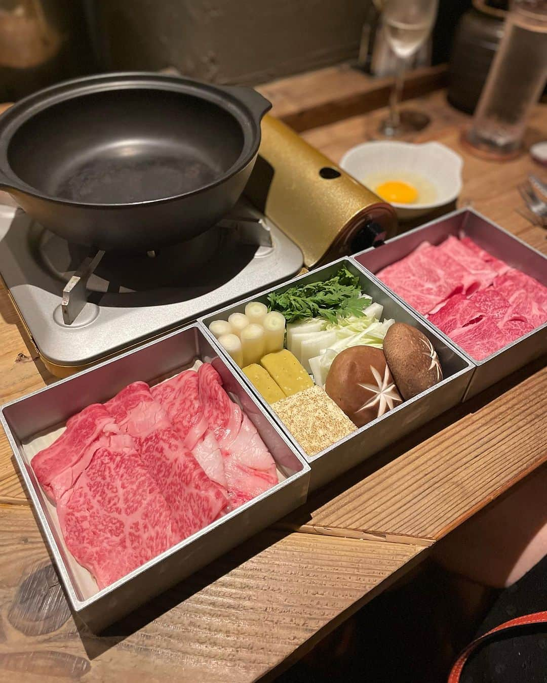 奥山夏織のインスタグラム：「三鷹にある素敵なお店を発見✨ #かまど焼きnikuyorozu  カジュアル薪火焼肉のお店で今回は【焼きすきコース8,000円】にしました❤️ お重から出てくるお肉はとてもキラキラしていて、部位ごとに別れて提供いただくので食べ比べも出来て美味しかったです🥺 シメのうどんも美味しすぎてペロリでした❣️幸せすぎる☺️！！！ サイドメニューも美味しくて 牛刺し 3種盛り合わせ(カプレーゼ、和牛のテールを使った枝豆のテリーヌなど) 生卵とアンチョビを使ったりサラダ 大満足なコース料理でした❣️ 是非行ってみてくださいー😘 ・・・ #三鷹ご飯 #三鷹グルメ #三鷹ディナー #女子会 #大人女子会 #mikuyorozu」