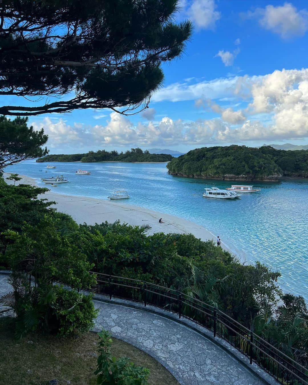 山本いさ奈さんのインスタグラム写真 - (山本いさ奈Instagram)「映えた写真たちを載せてるけど、これが私の素の姿です🤞🏾笑 やはり娘もYOYO系か🤔🖤🎵  父がさりげなく撮ってくれてた一コマ🎥  皆んなで海人Tシャツ着てお寿司を食べに🍣  父が教えてくれたお寿司屋さん #海の花 石垣島行った方是非行ってみて🫶🏻」7月14日 20時45分 - _____isana_____