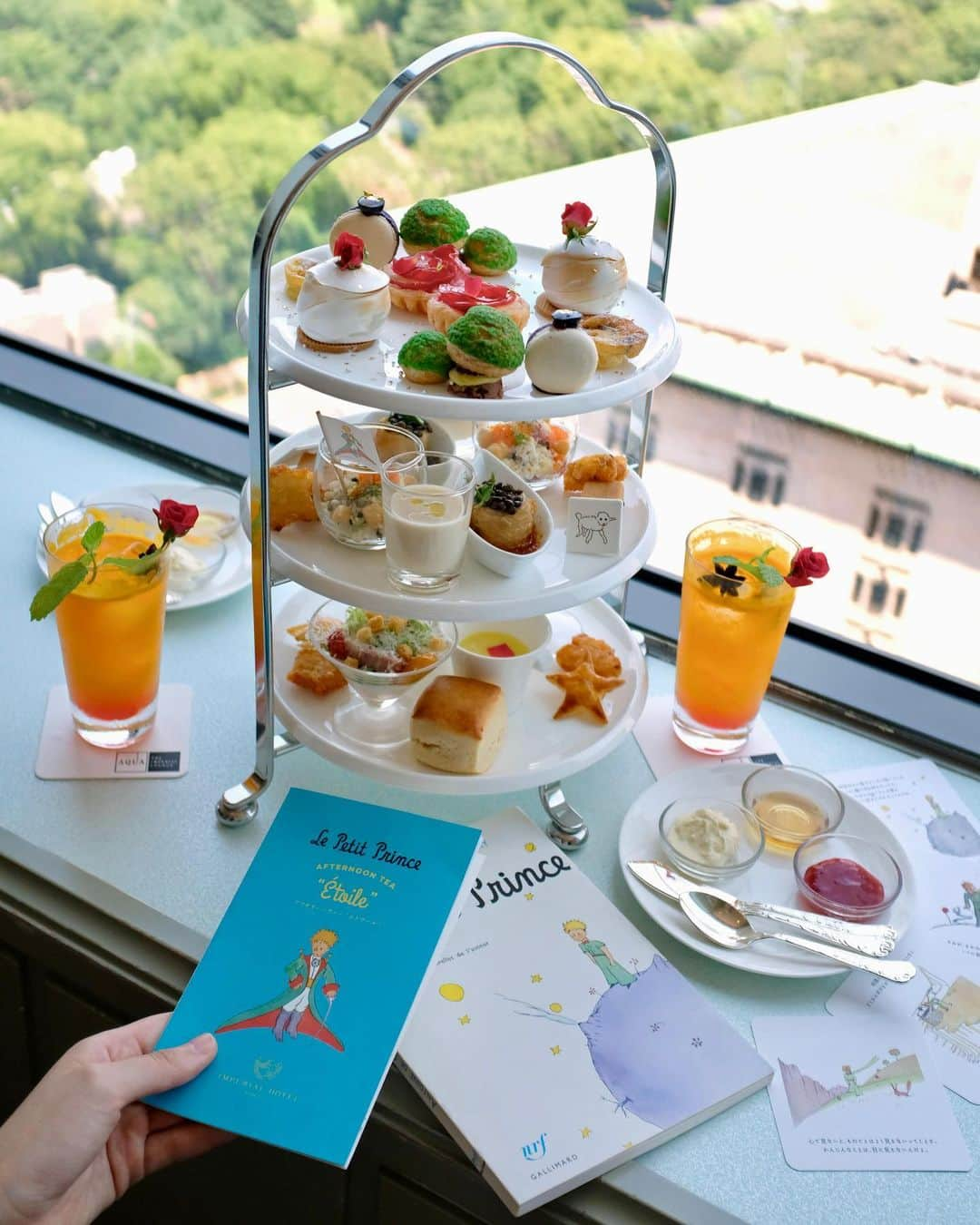 斉藤アリスのインスタグラム：「星の王子さまAfternoon Tea🌟 今年で出版80年だそうです。不思議なストーリーだけど、挿絵と相まって引き込まれる物語だよね🌹  帝国ホテルさんのシックで上品な雰囲気とぴったり☆彡  この日に着てた服がたまたま 星の王子さま感！！笑  📍Afternoon Tea "Etoile"  帝国ホテル @日比谷 本館17階「インペリアルラウンジ アクア」 期間：2023年8月末まで。1人9,200円。  #帝国ホテル #imperialhotel #imperialhoteltokyo  #アフタヌーンティー #afternoontea #ヌン活 #ホテル女子会 #ホテルアフタヌーンティー #tokyocafe #日比谷カフェ #日比谷グルメ #東京カフェ #星の王子さま #星の王子様 #etoile #étoile」