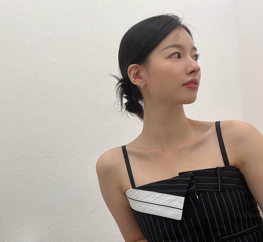 イ・シアのインスタグラム：「굿모닝❤️ 비가 많이 오네요 우산 챙기세요~~」