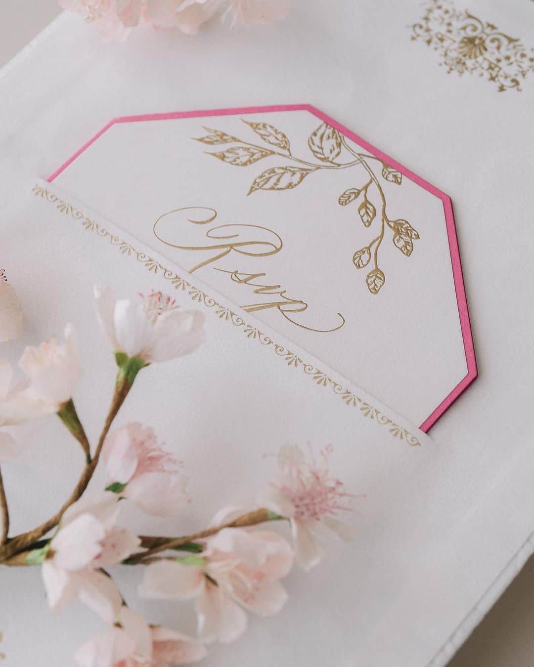 Veronica Halimさんのインスタグラム写真 - (Veronica HalimInstagram)「A recent invitation suite designed for J&G's Cote d'Azur wedding at one of my most favorite venues, Villa Ephrussi de Rothschild. Presented in a beautifully crafted velvet box, this suite was inspired by the breathtaking garden, capturing the essence of this picturesque haven. It blends delicate floral motifs and soft hues to evoke a sense of romance and magic. —  #frenchrivierawedding #cotedazur #southoffrancewedding #villaephrussiderothschild #destinationwedding #truffypi  #カリグラフィースタイリング  #weddinginvitation #weddingstationery  #weddingcalligraphy  #paperlovers #ウェディング #ウェディングアイテム #カリグラファ #veronicahalim #スタイリング #prettypapers #weddingsuite」7月14日 11時01分 - truffypi