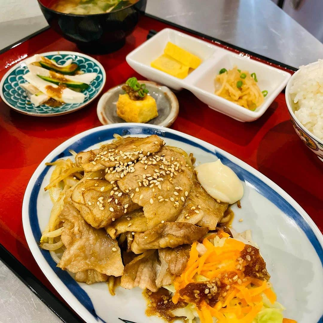 バルセンナリ食堂のインスタグラム：「【豚しょうが焼き 定食】  おはようございます😊 本日もよろしくお願いします(*^^*)  今日は、みんな大好き❣️ 〖豚しょうが焼き〗✨️  定食屋さんと言ったら生姜焼き🫚は定番  特製のしょうが焼きタレをたっぷり使った当店自慢の一品です(๑ˊ͈ ꇴ ˋ͈)ꕤ  ぜひ一度ご賞味くださいませ🍀   #せんなり食堂   #金沢の定食屋さん   #金沢のお弁当屋さん   #豚しょうが焼き定食   #特製のタレが決め手   #お肉ダブル盛り   #お肉トリプル盛り   #ご飯がススム   #お待ちしております」