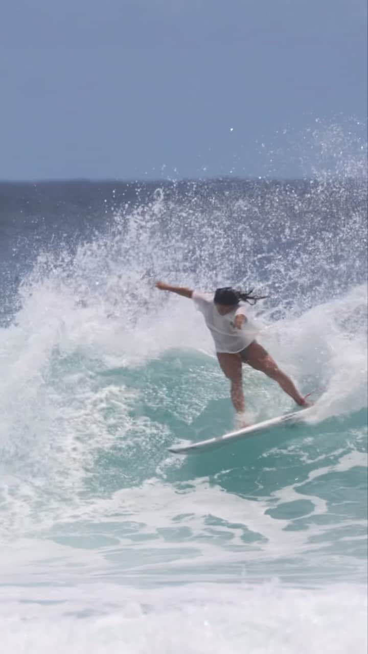 前田マヒナのインスタグラム：「Thank you Aunty @jennifertema1 for the clips ❤️❤️ and since @stone.suitt is now taller than me I get to try out his board 😅  @rvcajapan @rvca_womens  @creaturesofleisure_japan @gshockwomen_jp @gshockwomen @futuresfinsjp @sexwaxofficial  #surf #surfergirl #surfhawaii #hawaii #hawaiigirls #fyp #surfing」