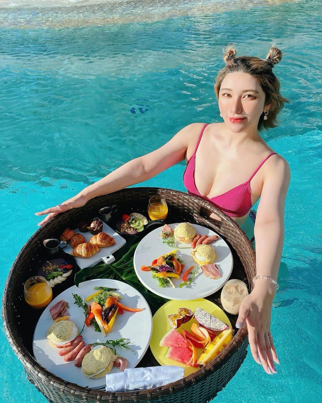 のインスタグラム：「これやりに行ったの〜🍉☺️ テンション上がった🥭  写真ありすぎるからふぁんてぃあ載せるね 待ってて〜🌻  #pool #bikini #japanesegirl #okinawa #ishigakiisland」