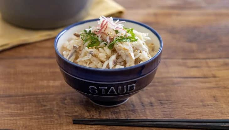 staub ストウブのインスタグラム：「【ストウブレシピ : 鯵と生姜の炊き込みご飯】  脂がのり、味も美味しくなると言われる旬の鯵を使った炊き込みご飯のレシピを紹介します。鯵ならではの旨みが染み込んだご飯に生姜や大葉などの爽やかな風味が加わることで、食欲が落ちがちな今の季節にもぴったりな一品です。   材料 （ラ・ ココット de GOHAN Mサイズ使用） 米　2合　  鯵　1尾  生姜　1片  みょうが、大葉　適量   ＜調味料＞  酒　大さじ2  醤油　大さじ1  白だし　50cc  水　310cc  白ゴマ　適量   作り方  下準備：米をとぎ、30分浸水（分量外）し、ザルに上げる。   1. 鯵に塩(分量外)を振り、グリルなどで焼いて身をほぐす。   2. 生姜、茗荷、大葉を細切りにする。   3. 鍋に、米と調味料を混ぜたものを入れ、上に生姜を散らして中火で加熱する。   4. 沸騰したら蓋をして弱火で10分炊く。火を止めたら、ほぐした鯵をのせて蓋をし10分蒸らす。   5. 蓋をあけ、さっくりと混ぜて、茗荷、大葉、ゴマを飾る。  #STAUB #ストウブ」