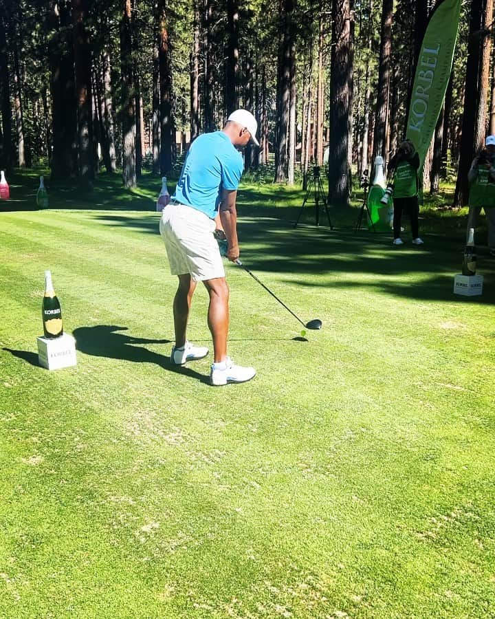 レイ・アレンのインスタグラム：「My drives on 16 and 17 today at @edgewoodtahoe @acchampionship @korbel_1882 #tahoe #jaysonmyfeet」