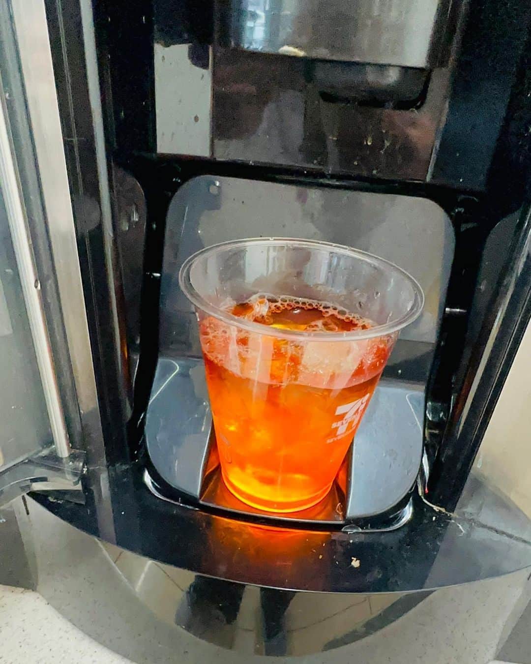 中嶋ユキノのインスタグラム：「セブンイレブンに、アイスティーがあった🥹🫖  しかも、茶葉も4種類から選べて、めっちゃ美味しい❣️  #セブンイレブン #ありがとう @seven_eleven_japan   #中嶋ユキノ  #シンガーソングライター #nakajimayukino #singersongwriter #作詞作曲 #おすすめ #おすすめ曲 #songwriter #songwriting  #singer #singing #singerlife  #japan #作詞 #作曲  #applemusic #linemusic #spotify #youtube #ove #music」