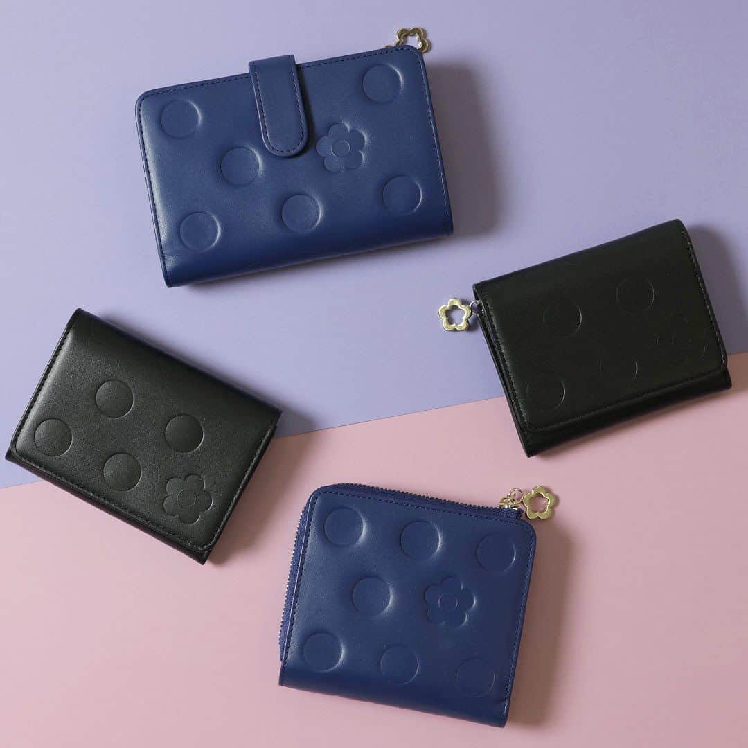 MARY QUANT officialのインスタグラム：「- ドット×デイジー柄のお財布シリーズが登場！ - #ドットエンボスLウォレット #ドットエンボスウォレット #ドットエンボスミニウォレット #ドットエンボスカードケース - #MARYQUANT #2023AUTUMN #NEWITEMS #FASHION - #マリークヮント #ウォレット #財布 #お財布 #ミニ財布 #カードケース」
