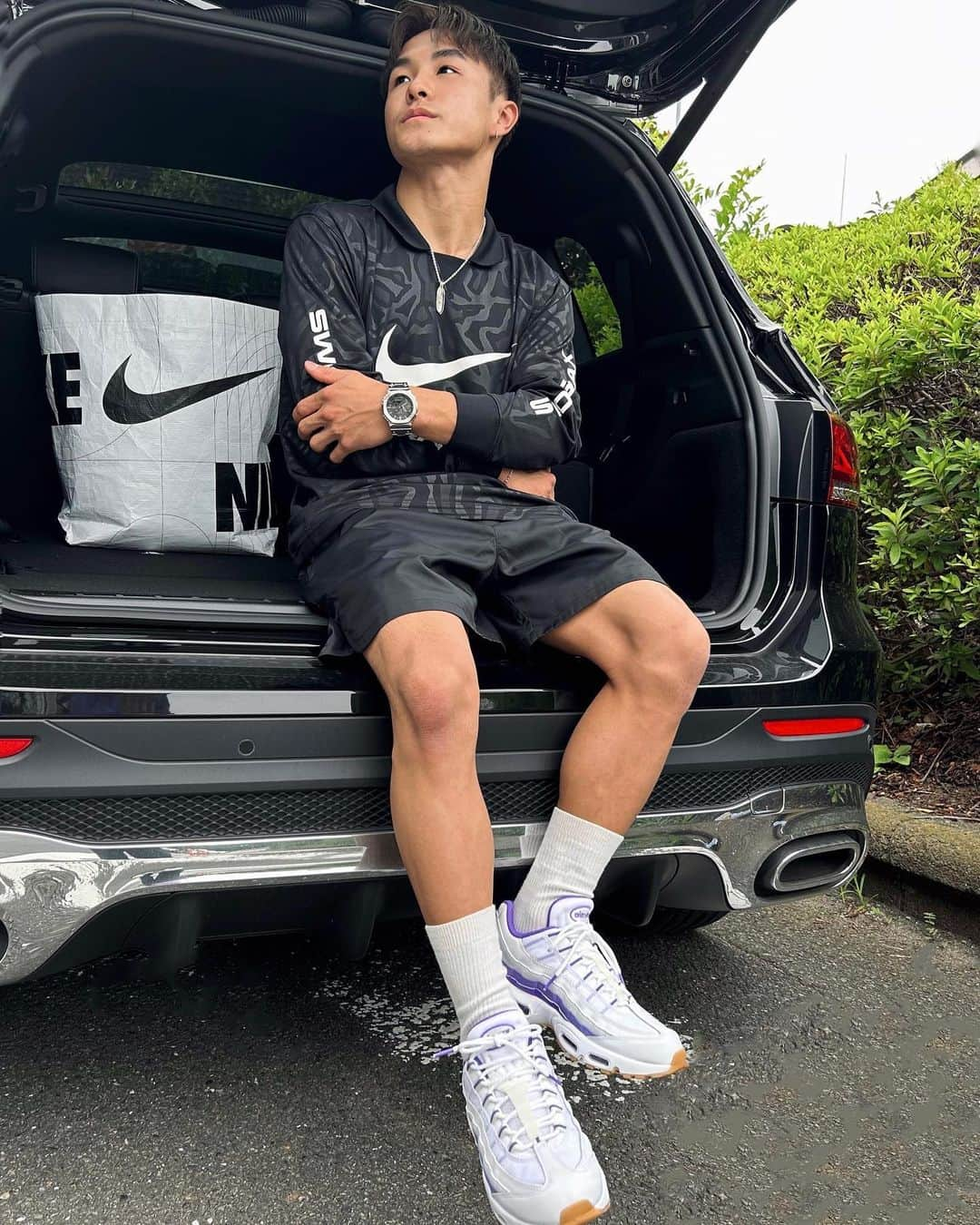 半井重幸さんのインスタグラム写真 - (半井重幸Instagram)「My recommend items of @nike   トップスとハーフパンツ、どちらも着心地が良く、フィット感があるため、カジュアルに着られるだけでなく 暑い季節でも室内でのランニングやトレーニングウェアとして使うのもおすすめです！   足元にはパープルのアクセントカラーが効いている エア マックス 95。 スタイリッシュなデザインは勿論、高性能ランニングシューズとして開発された エア マックス 95 は、ヒールと前足部にビジブルNike Airも付いており、履き心地も良く、ソールの溝が僕の表現したい動きに合わせてくれるので、お気に入りです。   皆さんも今年の夏を快適に過ごせるアイテムぜひ見つけてみてください！   #TeamNike #Sponsoredbynike DX0050-010 DM6830-010 DM0011-101」7月14日 11時33分 - bboyshigekix