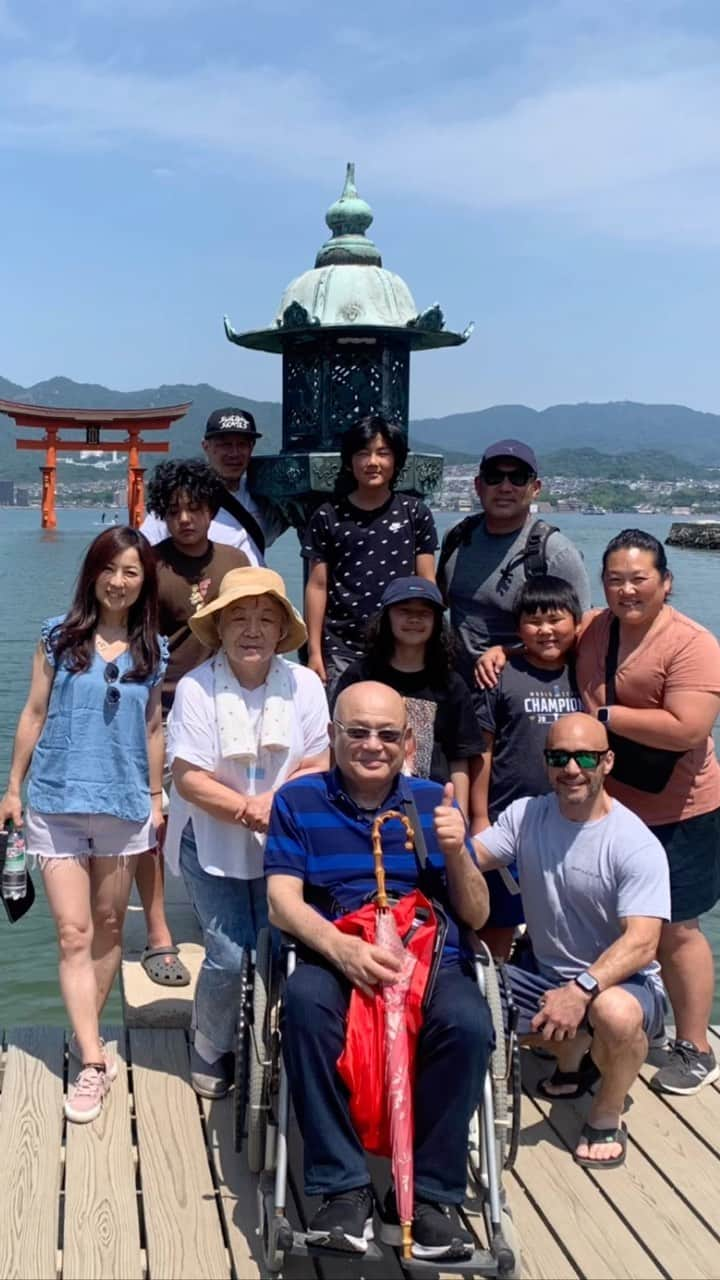 上田ユキエのインスタグラム：「🇺🇸 Family Trip 🇯🇵🦌⛩️ #miyajima #kintaikyo  #japantrip #hiroshima #family #memories #japaneseamerican #親子三代 #日系アメリカ人   #宮島 #安芸の宮島 #岩国 #錦帯橋 #広島県 #山口県 #山陰山陽　#鹿」