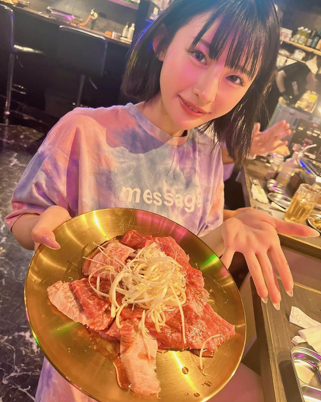 宮島めいのインスタグラム：「こないだ美味しいお肉食べた😋🍖  肉ーーーーー！！！！厚切りタンとハラミが、だいすき💗😳  でも、20歳超えたあたりからカルビが食べられなくなって、悲しい🥲  一人焼肉するくらい焼肉だいすき！おすすめあったら教えてください💓」