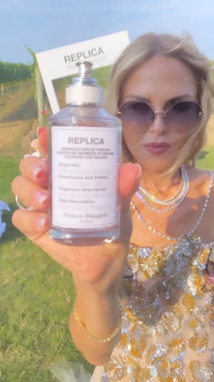 レイチェル・ゾーのインスタグラム：「Celebrating our annual JetSet Summer Soirée with @thezoereport and @maisonmargielafragrances at the beautiful Wölffer Estate Vineyard. Scent is such an important tie to memory and this Maison Margiela ‘REPLICA’ Beach Walk fragrance and a candle smells like a sunny stroll down a sandy beach. Pick up a bottle from @sephora for a beachy, summertime pick-me-up! #ad」