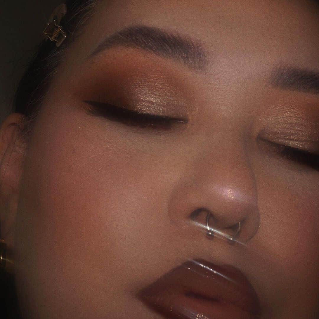 Sayaka Obaraのインスタグラム：「🤎✨ @meltcosmetics dark matter palette, perfectionist brow pen, honey thief cream blushlight, caffeine lip liner, noOd lipstick. @lhcosmetics infinity glass. . . #meltcosmetics #lhcosmetics」