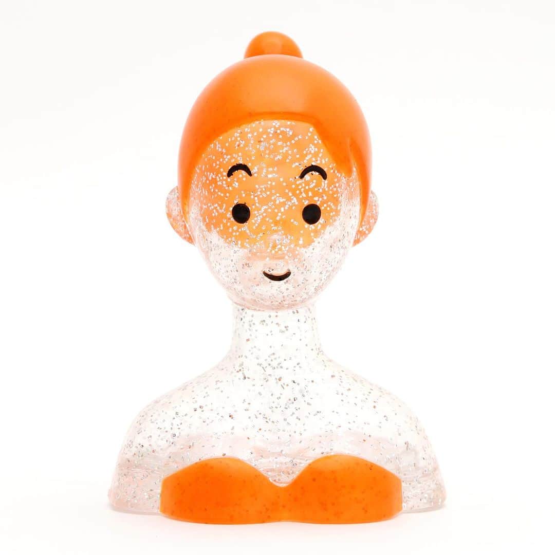 白根ゆたんぽのインスタグラム：「2TONE GIRL VINYL BUST “GALAXY”  グリッターと蛍光オレンジのニューカラーバージョン出来ました。 前回同様、ギャランティーカードと缶バッジも入ったケース入り。  7月15日より開催の白根ゆたんぽ個展「さてさて」会場にて販売します。 今回のカラーリングにあわせたA3サイズのシルクスクリーンのポスターも展示販売します。 京都トランスポップギャラリーにて。 #trancepop」