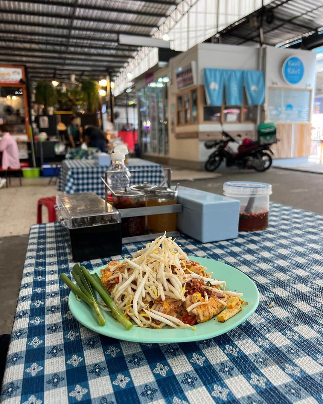 キム・グリームさんのインスタグラム写真 - (キム・グリームInstagram)「구글맵에서도 찾기 어려운 로컬맛집 찾아보는 재미가 있군. 일단 내 입맛엔 태국 음식은 왠만하면 다 맛있다 🤤  #방콕살이 #노마드」7月14日 11時45分 - greemkim