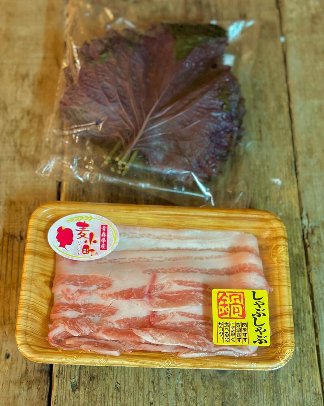 d-iZeさんのインスタグラム写真 - (d-iZeInstagram)「#日本ハム #麦小町  ラジモットに豚肉がたーくさん 届いておりました！ 国産豚肉「麦小町」 ありがたく頂戴したので料理したよ。  最近赤紫蘇をものすごく 欲していまして。 しゃぶしゃぶ用の薄切り肉で くるくると紫蘇を巻いて バターポン酢で。  中にチーズ入れても良かったなあと 思っていたけど、 いやいや十分すぎるうまさ！ むしろ濃厚すぎちゃうから これでオッケーかも！ 豚の旨みダイレクトです。  カリッと目に焼いて ジュワッと出てきた脂も全部 ソースになってるから 残すとこなくいただきました。  青じそよりさらに香りが 強い赤紫蘇に負けない！ さすが麦小町。  ポークソテーできるお肉も 冷凍庫にあるので食べるの楽しみ！ 日本ハムさんありがとうございます😭  #スポンサーってすごい #自分個人がお金もらうより #番組についてくれる方が #嬉しさ倍増だね #みんなも食べてね #シャウエッセン #バニラヨーグルト #hokoのさば缶 #この辺りは抑えてください #radimott #エフエム青森 #料理男子 #おうちごはん #自炊 #自炊男子 #アラフォー独身のリアル」7月14日 11時47分 - dize1104